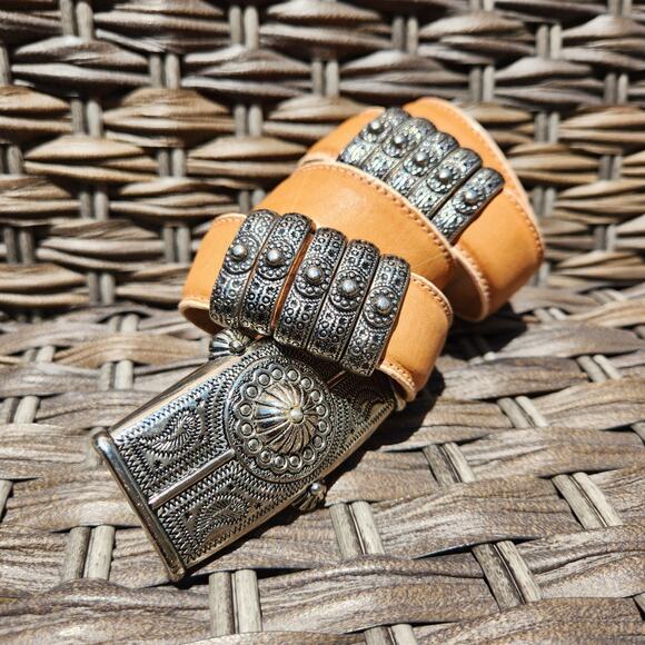 Vintage Statement Leather Boho Cowgirl Engraved Silver Tone Buckle Tan Belt 30in - Picture 5 of 8